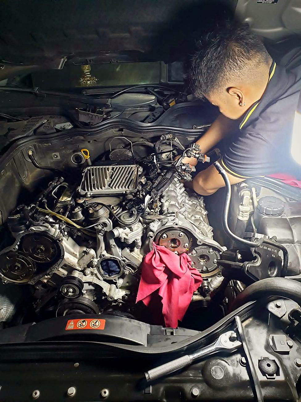 Kỹ thuật viên tháo lắp động cơ